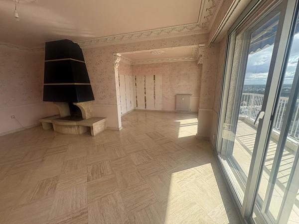 Appartement 4 pièces au dernier étage avec vue imprenable à Angers- PROCHE DES jUSTICES