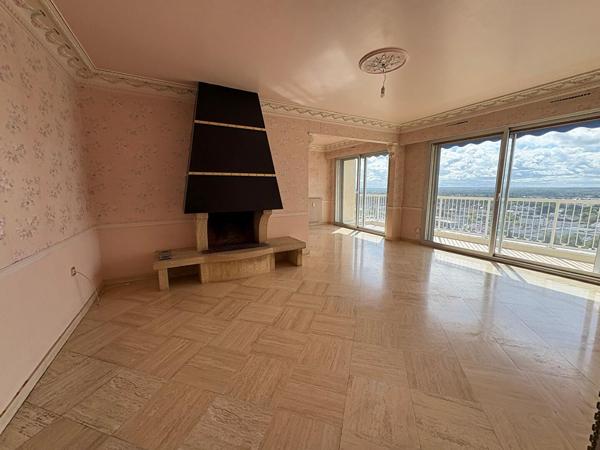 Appartement 4 pièces au dernier étage avec vue imprenable à Angers- PROCHE DES jUSTICES