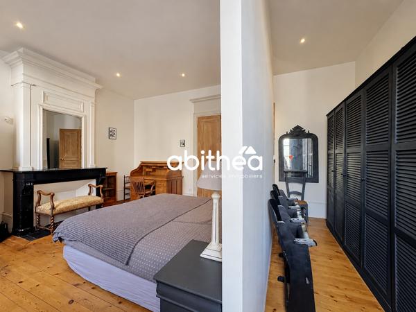 MAISON EN PIERRES BLANCHES AVEC GARAGE ET EXTÉRIEUR