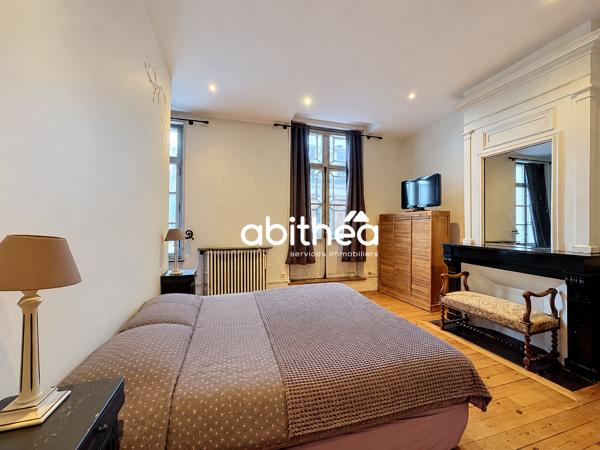 MAISON EN PIERRES BLANCHES AVEC GARAGE ET EXTÉRIEUR