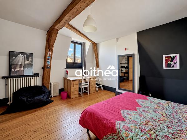 MAISON EN PIERRES BLANCHES AVEC GARAGE ET EXTÉRIEUR