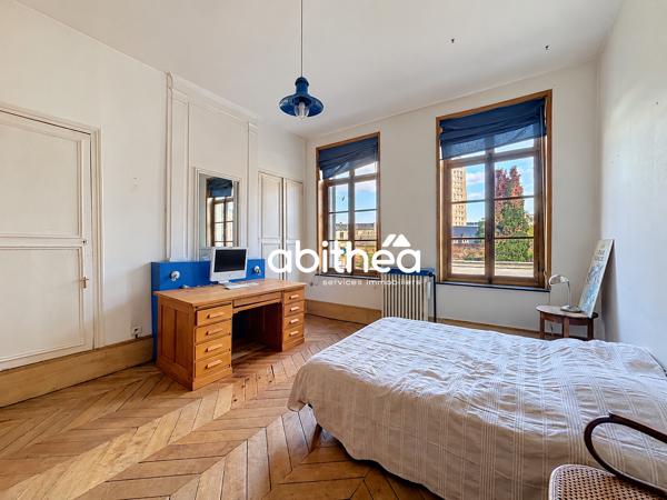 MAISON EN PIERRES BLANCHES AVEC GARAGE ET EXTÉRIEUR