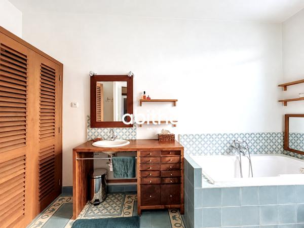 MAISON EN PIERRES BLANCHES AVEC GARAGE ET EXTÉRIEUR