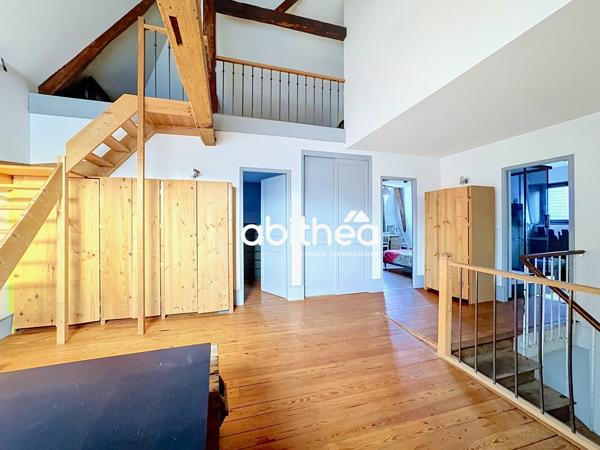 MAISON EN PIERRES BLANCHES AVEC GARAGE ET EXTÉRIEUR