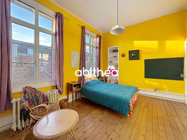 MAISON EN PIERRES BLANCHES AVEC GARAGE ET EXTÉRIEUR