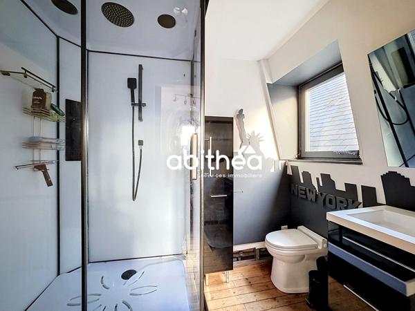 MAISON EN PIERRES BLANCHES AVEC GARAGE ET EXTÉRIEUR