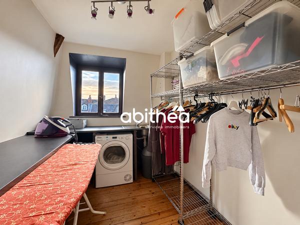 MAISON EN PIERRES BLANCHES AVEC GARAGE ET EXTÉRIEUR