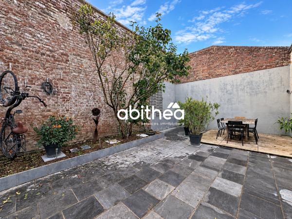 MAISON EN PIERRES BLANCHES AVEC GARAGE ET EXTÉRIEUR