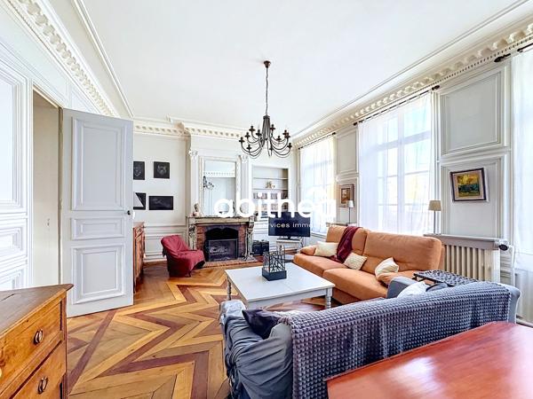 MAISON EN PIERRES BLANCHES AVEC GARAGE ET EXTÉRIEUR