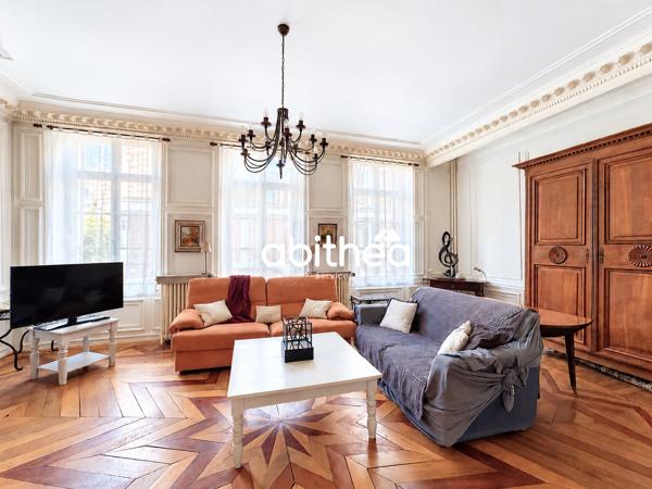 MAISON EN PIERRES BLANCHES AVEC GARAGE ET EXTÉRIEUR