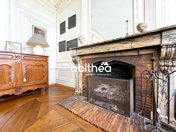 MAISON EN PIERRES BLANCHES AVEC GARAGE ET EXTÉRIEUR