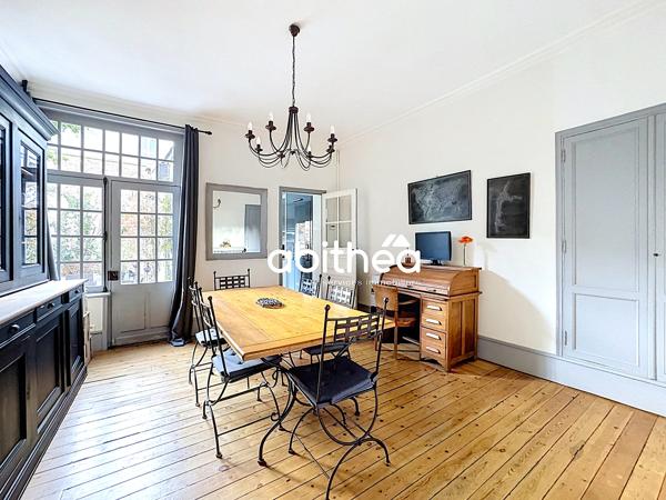 MAISON EN PIERRES BLANCHES AVEC GARAGE ET EXTÉRIEUR
