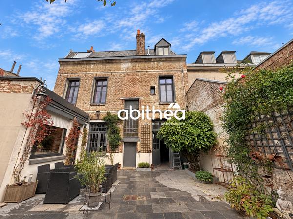 MAISON EN PIERRES BLANCHES AVEC GARAGE ET EXTÉRIEUR
