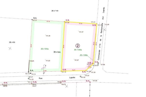 Terrain constructible d'une superficie de 816 m²