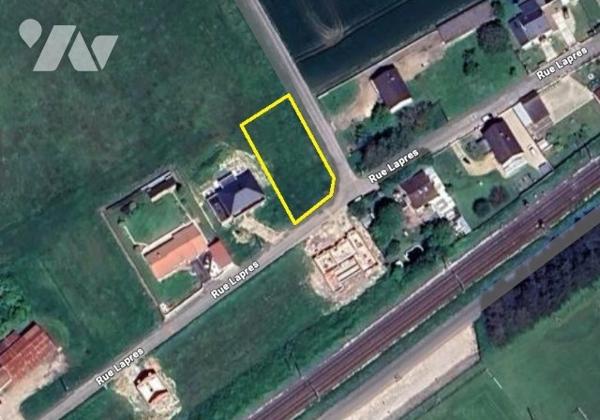 Terrain constructible d'une superficie de 816 m²