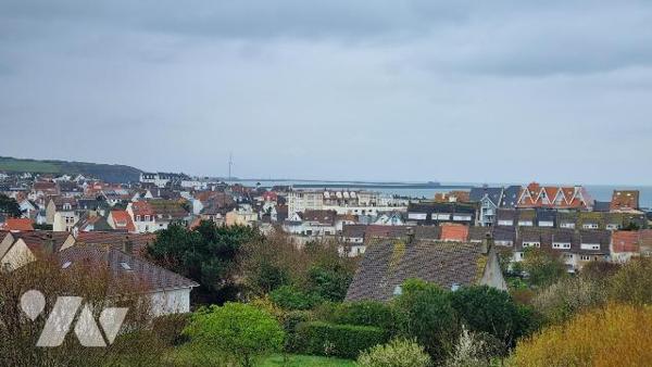 Appartement duplex vue mer avec balcon et stationnement, dans une résidence sécurisée avec ascenseur