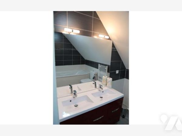 Appartement duplex vue mer avec balcon et stationnement, dans une résidence sécurisée avec ascenseur