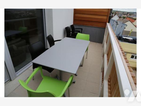 Appartement duplex vue mer avec balcon et stationnement, dans une résidence sécurisée avec ascenseur