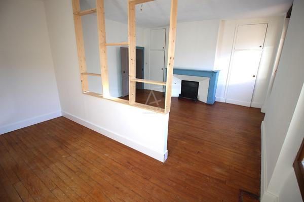 ADORABLE MAISON  JOLIMENT ET ATYPIQUEMENT RENOVEE