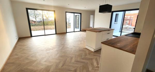 Maison contemporaine de plain-pied  état neuf  La Chapelle-dAligné