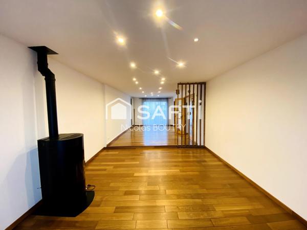 Maison contemporaine de standing T4 au cœur de ville, terrasse, jardin et piscine hors-sol.