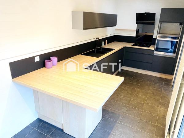 Maison contemporaine de standing T4 au cœur de ville, terrasse, jardin et piscine hors-sol.