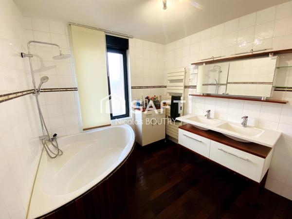 Maison contemporaine de standing T4 au cœur de ville, terrasse, jardin et piscine hors-sol.