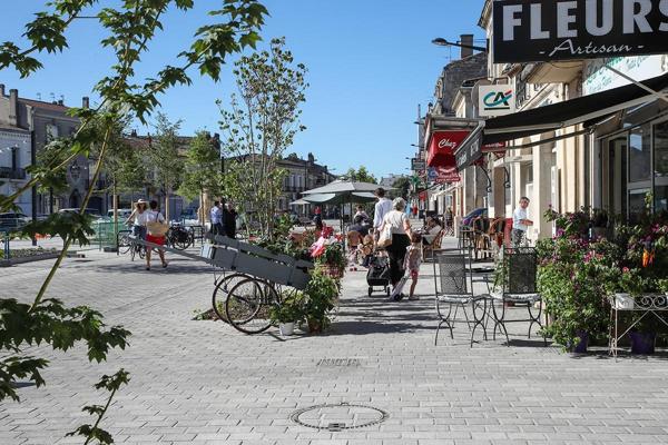 Une vue dégagée et ensoleillée avec exterieur et  Parking
