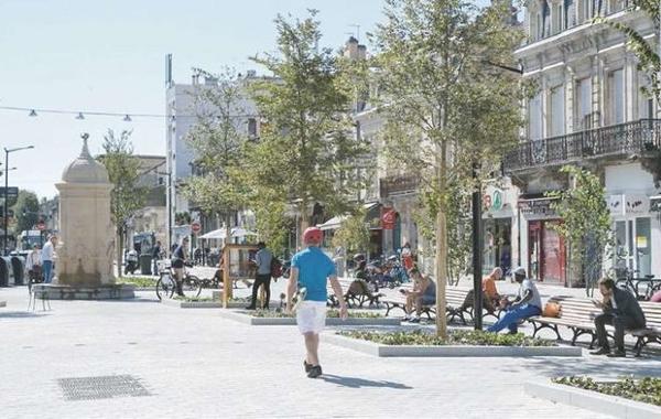 Une vue dégagée et ensoleillée avec exterieur et  Parking