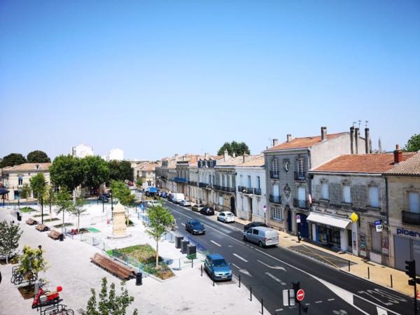 Une vue dégagée et ensoleillée avec exterieur et  Parking