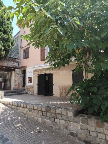 En exclusivité !
✨ Opportunité à saisir 44 M2 + 15 M2 – Cession de bail au cœur du village du Castellet – 66 000 € ✨
Au cœur du célèbre village médiéval du Castellet, découvrez ce local commercial de caractère bénéficiant d'un emplacement exceptionnel.
Dans un cadre idyllique, ce village perché offre une vue imprenable sur La Cadière-d'Azur, Le Plan-du-Castellet et Le Brûlat. Réputé pour son charme authentique, il attire une clientèle fidèle tout au long de l'année, ainsi qu'un grand nombre de visiteurs en saison.
Ce local plein de cachet dispose de plusieurs espaces à aménager selon votre activité, d'une grande terrasse et d'une agréable cour intérieure avec plusieurs accès, invitant les visiteurs à flâner et à découvrir vos produits dans un cadre unique.
Les atouts :
Emplacement n°1 au cœur du village du Castellet.
Local commercial de caractère.
Grande terrasse.
Cour intérieure avec plusieurs entrées et sorties.
Plusieurs espaces à aménager selon vos envies.
Loyer très attractif.
Disponible rapidement.
💰 Prix de cession : 66 000 €
Une opportunité rare pour implanter votre activité dans l'un des plus beaux villages de Provence.
📞 Pour tout renseignement ou organiser une visite :
Carole Lecouteux – BSK Immobilier
07 87 15 23 97