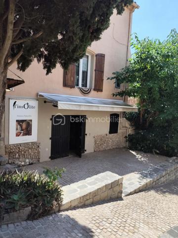 En exclusivité !
✨ Opportunité à saisir 44 M2 + 15 M2 – Cession de bail au cœur du village du Castellet – 66 000 € ✨
Au cœur du célèbre village médiéval du Castellet, découvrez ce local commercial de caractère bénéficiant d'un emplacement exceptionnel.
Dans un cadre idyllique, ce village perché offre une vue imprenable sur La Cadière-d'Azur, Le Plan-du-Castellet et Le Brûlat. Réputé pour son charme authentique, il attire une clientèle fidèle tout au long de l'année, ainsi qu'un grand nombre de visiteurs en saison.
Ce local plein de cachet dispose de plusieurs espaces à aménager selon votre activité, d'une grande terrasse et d'une agréable cour intérieure avec plusieurs accès, invitant les visiteurs à flâner et à découvrir vos produits dans un cadre unique.
Les atouts :
Emplacement n°1 au cœur du village du Castellet.
Local commercial de caractère.
Grande terrasse.
Cour intérieure avec plusieurs entrées et sorties.
Plusieurs espaces à aménager selon vos envies.
Loyer très attractif.
Disponible rapidement.
💰 Prix de cession : 66 000 €
Une opportunité rare pour implanter votre activité dans l'un des plus beaux villages de Provence.
📞 Pour tout renseignement ou organiser une visite :
Carole Lecouteux – BSK Immobilier
07 87 15 23 97