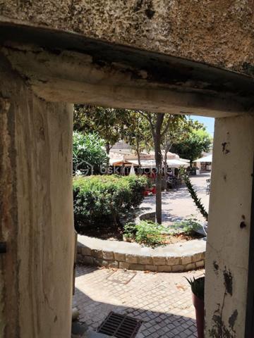 En exclusivité !
✨ Opportunité à saisir 44 M2 + 15 M2 – Cession de bail au cœur du village du Castellet – 66 000 € ✨
Au cœur du célèbre village médiéval du Castellet, découvrez ce local commercial de caractère bénéficiant d'un emplacement exceptionnel.
Dans un cadre idyllique, ce village perché offre une vue imprenable sur La Cadière-d'Azur, Le Plan-du-Castellet et Le Brûlat. Réputé pour son charme authentique, il attire une clientèle fidèle tout au long de l'année, ainsi qu'un grand nombre de visiteurs en saison.
Ce local plein de cachet dispose de plusieurs espaces à aménager selon votre activité, d'une grande terrasse et d'une agréable cour intérieure avec plusieurs accès, invitant les visiteurs à flâner et à découvrir vos produits dans un cadre unique.
Les atouts :
Emplacement n°1 au cœur du village du Castellet.
Local commercial de caractère.
Grande terrasse.
Cour intérieure avec plusieurs entrées et sorties.
Plusieurs espaces à aménager selon vos envies.
Loyer très attractif.
Disponible rapidement.
💰 Prix de cession : 66 000 €
Une opportunité rare pour implanter votre activité dans l'un des plus beaux villages de Provence.
📞 Pour tout renseignement ou organiser une visite :
Carole Lecouteux – BSK Immobilier
07 87 15 23 97