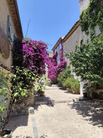 En exclusivité !
✨ Opportunité à saisir 44 M2 + 15 M2 – Cession de bail au cœur du village du Castellet – 66 000 € ✨
Au cœur du célèbre village médiéval du Castellet, découvrez ce local commercial de caractère bénéficiant d'un emplacement exceptionnel.
Dans un cadre idyllique, ce village perché offre une vue imprenable sur La Cadière-d'Azur, Le Plan-du-Castellet et Le Brûlat. Réputé pour son charme authentique, il attire une clientèle fidèle tout au long de l'année, ainsi qu'un grand nombre de visiteurs en saison.
Ce local plein de cachet dispose de plusieurs espaces à aménager selon votre activité, d'une grande terrasse et d'une agréable cour intérieure avec plusieurs accès, invitant les visiteurs à flâner et à découvrir vos produits dans un cadre unique.
Les atouts :
Emplacement n°1 au cœur du village du Castellet.
Local commercial de caractère.
Grande terrasse.
Cour intérieure avec plusieurs entrées et sorties.
Plusieurs espaces à aménager selon vos envies.
Loyer très attractif.
Disponible rapidement.
💰 Prix de cession : 66 000 €
Une opportunité rare pour implanter votre activité dans l'un des plus beaux villages de Provence.
📞 Pour tout renseignement ou organiser une visite :
Carole Lecouteux – BSK Immobilier
07 87 15 23 97