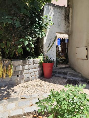 En exclusivité !
✨ Opportunité à saisir 44 M2 + 15 M2 – Cession de bail au cœur du village du Castellet – 66 000 € ✨
Au cœur du célèbre village médiéval du Castellet, découvrez ce local commercial de caractère bénéficiant d'un emplacement exceptionnel.
Dans un cadre idyllique, ce village perché offre une vue imprenable sur La Cadière-d'Azur, Le Plan-du-Castellet et Le Brûlat. Réputé pour son charme authentique, il attire une clientèle fidèle tout au long de l'année, ainsi qu'un grand nombre de visiteurs en saison.
Ce local plein de cachet dispose de plusieurs espaces à aménager selon votre activité, d'une grande terrasse et d'une agréable cour intérieure avec plusieurs accès, invitant les visiteurs à flâner et à découvrir vos produits dans un cadre unique.
Les atouts :
Emplacement n°1 au cœur du village du Castellet.
Local commercial de caractère.
Grande terrasse.
Cour intérieure avec plusieurs entrées et sorties.
Plusieurs espaces à aménager selon vos envies.
Loyer très attractif.
Disponible rapidement.
💰 Prix de cession : 66 000 €
Une opportunité rare pour implanter votre activité dans l'un des plus beaux villages de Provence.
📞 Pour tout renseignement ou organiser une visite :
Carole Lecouteux – BSK Immobilier
07 87 15 23 97