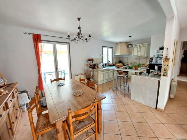 Bray sur Seine, plain pied avec garage sur terrain clos.