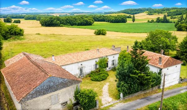 ensemble de 2 maisons en pierre + grange + grand terrain