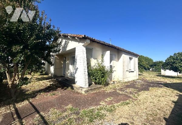 A proximité du centre-ville, jolie maison des années 50 à rafraîchir avec garage et jardin