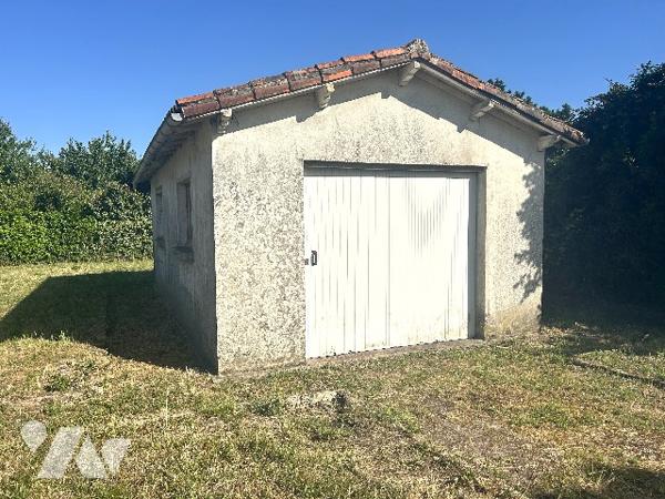 A proximité du centre-ville, jolie maison des années 50 à rafraîchir avec garage et jardin