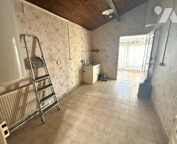 A proximité du centre-ville, jolie maison des années 50 à rafraîchir avec garage et jardin