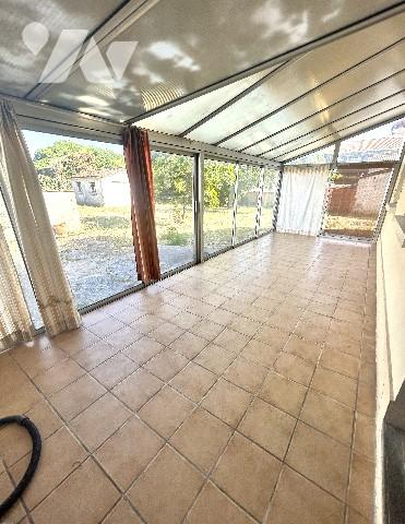 A proximité du centre-ville, jolie maison des années 50 à rafraîchir avec garage et jardin