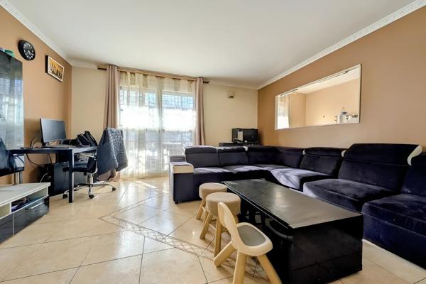 F3 avec grand balcon sur parc