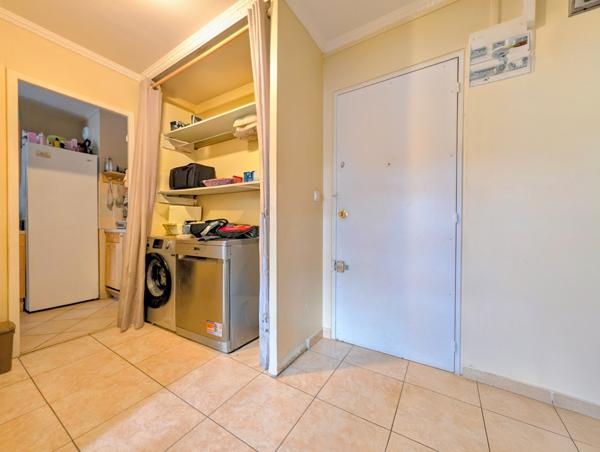 F3 avec grand balcon sur parc