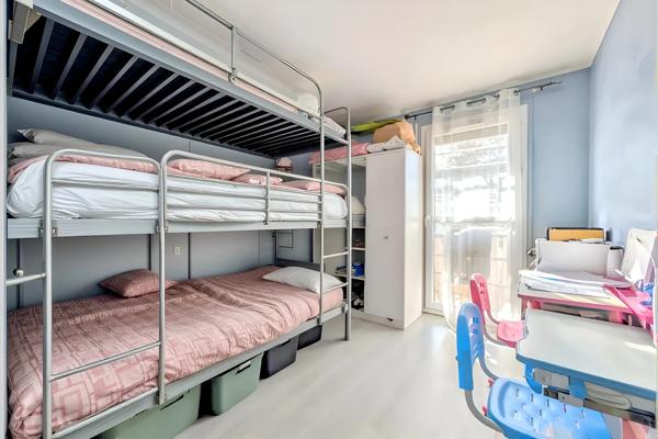 F3 avec grand balcon sur parc