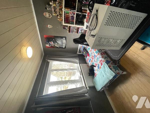 ENSEMBLE IMMOBILIER MITOYEN D'UN COTE