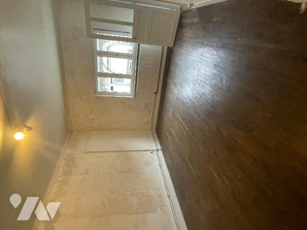 ENSEMBLE IMMOBILIER MITOYEN D'UN COTE