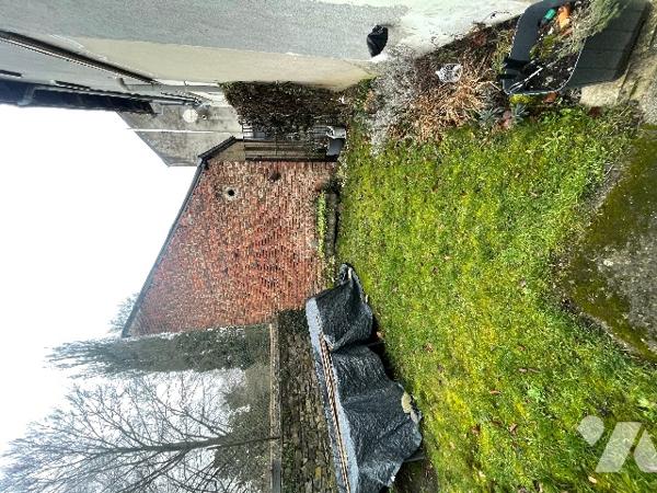 ENSEMBLE IMMOBILIER MITOYEN D'UN COTE