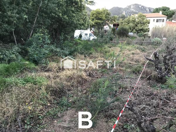 Terrain constructible de 698 m² ensolleillé