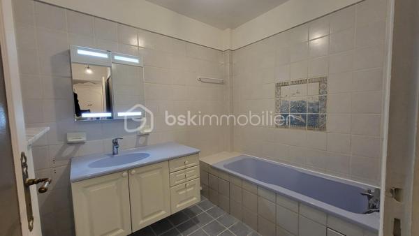 Au pied du mont Valérien, à proximité immédiate de Suresnes, cet appartement de 3 pièces de 63 m² est situé au premier étage avec ascenseur d’une résidence sécurisée et bien entretenue.

L’agencement est fonctionnel et agréable. L’entrée avec rangements mène à un séjour lumineux prolongé par un balcon.
La cuisine, actuellement indépendante, est aménagée et équipée, avec la possibilité de l’ouvrir sur le séjour afin de créer une cuisine ouverte de type américain.

L’espace nuit se compose de deux chambres, d’une salle de bains avec baignoire et de WC séparés.

Une cave ainsi qu’un emplacement de parking privatif complètent ce bien.

La future ligne 15 du Grand Paris Express constitue un atout supplémentaire pour ce secteur en développement.

Une visite s’impose pour apprécier pleinement le potentiel de cet appartement. N’hésitez pas à me contacter pour plus d’informations ou pour organiser une visite.
