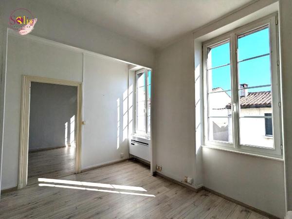APPARTEMENT SPACIEUX PROCHE GARE À COGNAC Situé ...